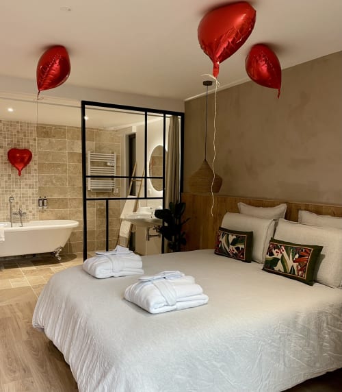 Romantic extra with heart balloons in lodge bedroom