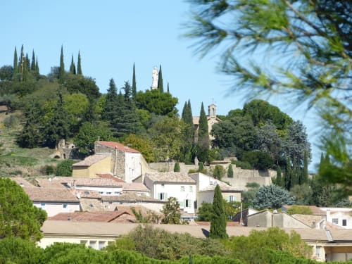Villa Thébaïde, gîte perché au cœur du village de Laudun L'Ardoise, entouré de cyprès et bâtisses en pierre