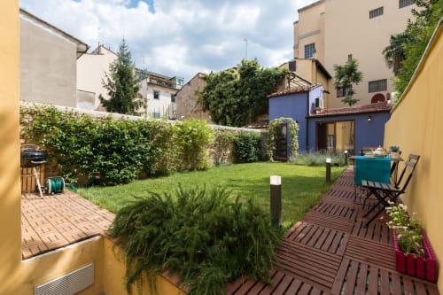 Scala Garden entire apartment| For 12 people with five bedrooms, four bathrooms, modern kitchen, living room and beautiful garden with a patio - Scala Garden Apartments in the center of Florence, Tuscany.