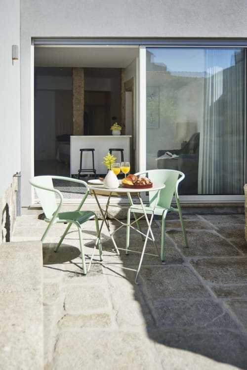 Modern and equipped apartments in Porto. Free Wi-Fi access. Near the Porto Coliseum, the Bolhão Market and the FC Porto Museum.