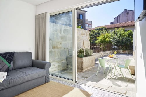 Modern and equipped apartments in Porto. Free Wi-Fi access. Near the Porto Coliseum, the Bolhão Market and the FC Porto Museum.