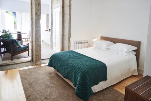 Modern and equipped apartments in Porto. Free Wi-Fi access. Near the Porto Coliseum, the Bolhão Market and the FC Porto Museum.