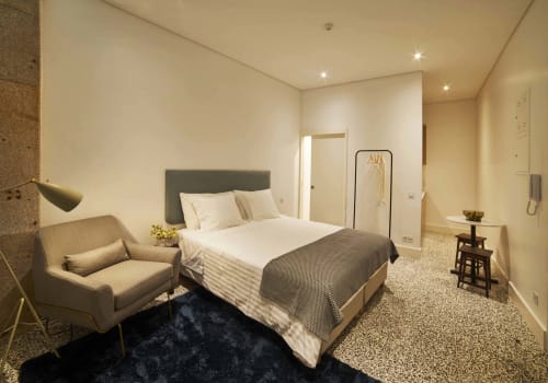 Modern and equipped apartments in Porto. Free Wi-Fi access. Near the Porto Coliseum, the Bolhão Market and the FC Porto Museum.