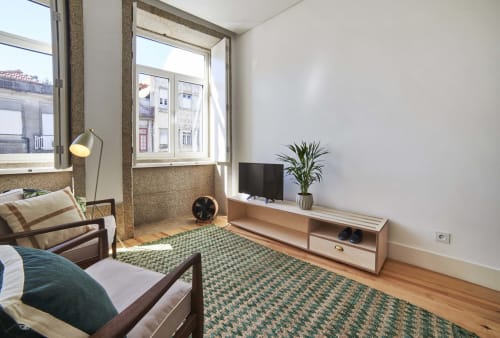 Modern and equipped apartments in Porto. Free Wi-Fi access. Near the Porto Coliseum, the Bolhão Market and the FC Porto Museum.