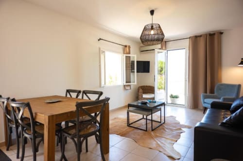 Citadelle Appartements Saint Florent - belle location appartements entiers, Corse, jardin vue mer