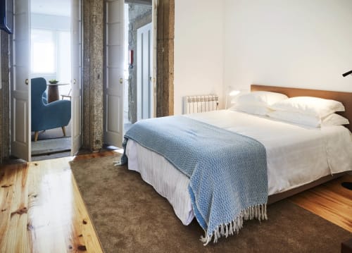 Modern and equipped apartments in Porto. Free Wi-Fi access. Near the Porto Coliseum, the Bolhão Market and the FC Porto Museum.