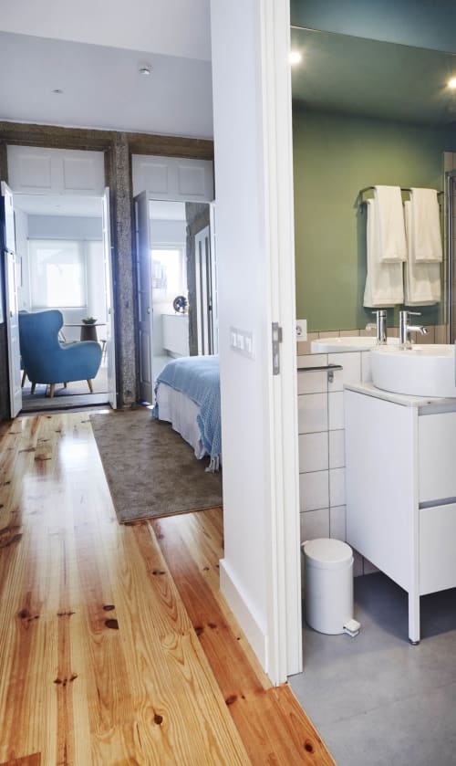 Modern and equipped apartments in Porto. Free Wi-Fi access. Near the Porto Coliseum, the Bolhão Market and the FC Porto Museum.