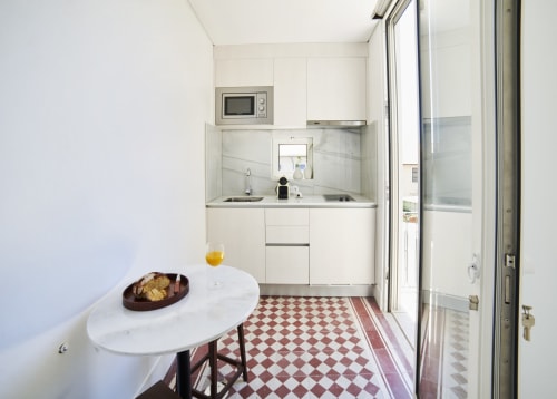 Modern and equipped apartments in Porto. Free Wi-Fi access. Near the Porto Coliseum, the Bolhão Market and the FC Porto Museum.