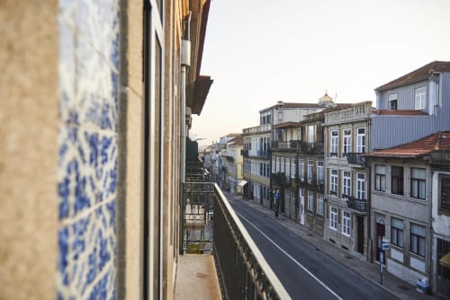 Modern and equipped apartments in Porto. Free Wi-Fi access. Near the Porto Coliseum, the Bolhão Market and the FC Porto Museum.