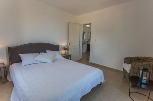 Citadelle Appartements Saint Florent - belle location appartements entiers, Corse, jardin vue mer