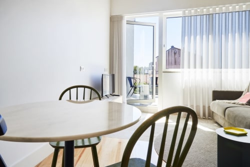 Modern and equipped apartments in Porto. Free Wi-Fi access. Near the Porto Coliseum, the Bolhão Market and the FC Porto Museum.