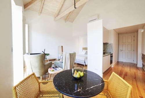 Modern and equipped apartments in Porto. Free Wi-Fi access. Near the Porto Coliseum, the Bolhão Market and the FC Porto Museum.