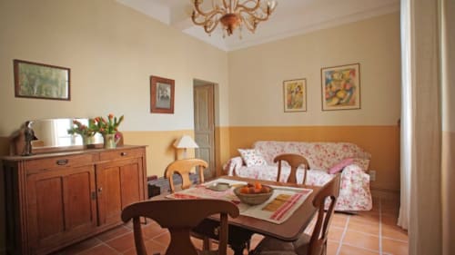 salon - visiter le sud - vacances Arles - Au coin de la Roquette - appartement et maison à louer Arles - festival d'Avignon -