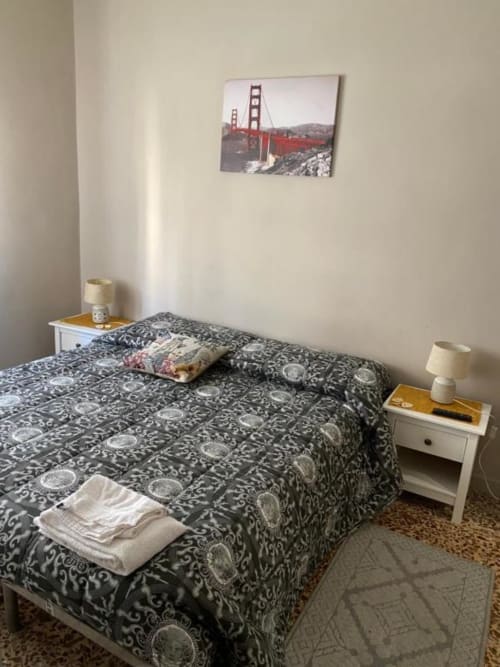 Distinti| Camera tripla B&B Stadio con TV, armadio e bagno privato - vicino a B&B I Portici, B&B Villa Bella e B&B Lido Azzurro a Catanzaro, Calabria.