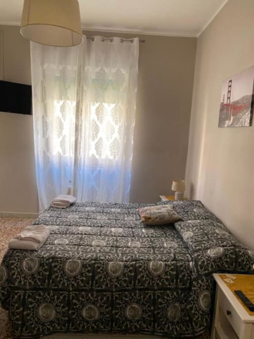 Tribuna| Camera tripla B&B Stadio con TV, armadio e bagno privato - vicino a B&B I Portici, B&B Villa Bella e B&B Lido Azzurro a Catanzaro, Calabria.