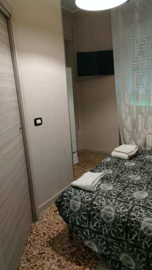 Curva| Camera tripla B&B Stadio con TV, armadio e bagno privato - vicino a B&B I Portici, B&B Villa Bella e B&B Lido Azzurro a Catanzaro, Calabria.