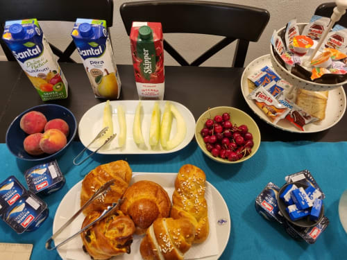 Desayuno en B&B Il Conservatorio Nápoles con pastelería, frutas frescas, zumo y pan