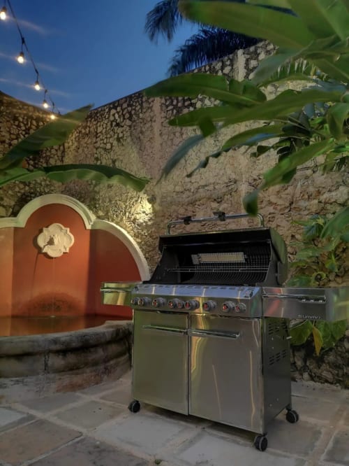 Delizie culinarie presso Villa Merida Boutique Hotel. La foto mostra un barbecue Weber, promettendo un'esperienza culinaria deliziosa in mezzo all'atmosfera affascinante dell'hotel.