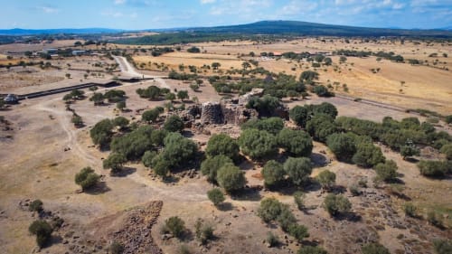 Vista aerea dei resti storici circondati da ulivi nella campagna di Cagliari, vicino a Casa Lounge Istria