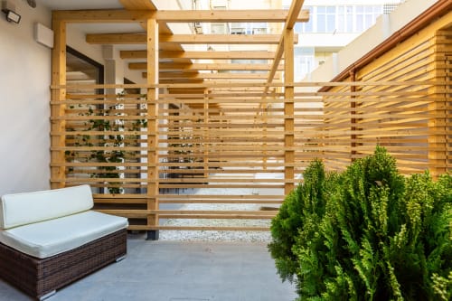 Pergola moderna in legno al patio di Casa Lounge Istria, Cagliari con sedute e piante verdi