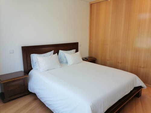 Apartamentos em frente ao icónico Cine-Teatro Garrett. Ao lado da praia, junto ao Casino da Póvoa de Varzim e do Metropolitano Directo ao Porto. Bela cidade com praia, turismo e várias actividades.