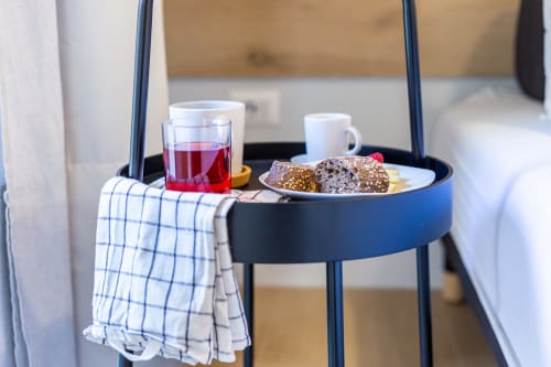 Vassoio colazione con pane, pasticcini, succo e caffè presso Casa Lounge Istria B&B a Cagliari