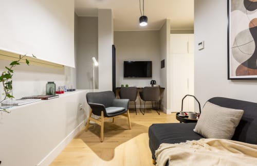 Camera da letto moderna a Casa Lounge Istria, Cagliari con letto, zona living, angolo cottura e TV