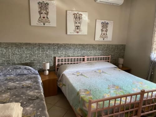 Perla| Camera tripla B&B Lido Azzurro con TV, armadio e bagno privato - vicino a B&B I Portici, B&B Villa Bella e B&B Stadio a Catanzaro, Calabria.