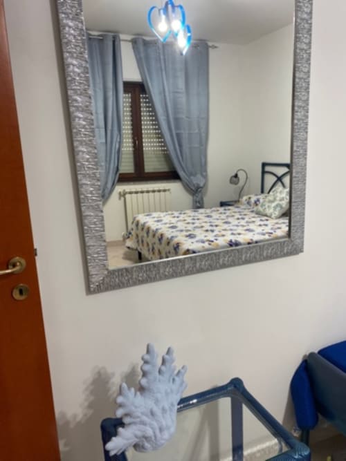 Zaffiro| Camera tripla B&B Lido Azzurro con TV, armadio e bagno in comune - vicino a B&B I Portici, B&B Villa Bella e B&B Stadio a Catanzaro, Calabria.