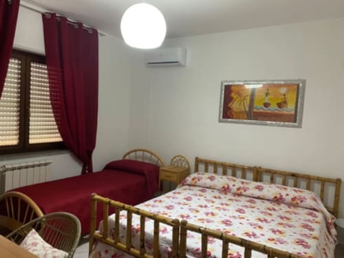 Corallo| Camera tripla B&B Lido Azzurro con TV, armadio e bagno in comune - vicino a B&B I Portici, B&B Villa Bella e B&B Stadio a Catanzaro, Calabria.