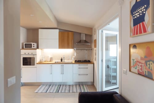 Cucina moderna con armadiatura bianca e piani di lavoro in legno presso Sicilianinsta Rooms BnB a Catania