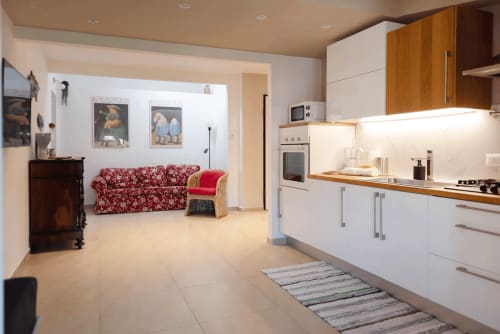 Studio open-plan moderno a Sicilianinsta Rooms, Catania con cucina bianca, divano floreale rosso e camino