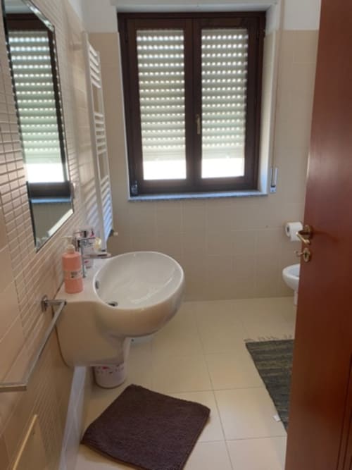 Corallo| Camera tripla B&B Lido Azzurro con TV, armadio e bagno in comune - vicino a B&B I Portici, B&B Villa Bella e B&B Stadio a Catanzaro, Calabria.