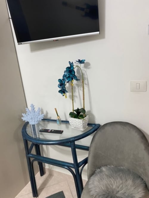 Zaffiro| Camera tripla B&B Lido Azzurro con TV, armadio e bagno in comune - vicino a B&B I Portici, B&B Villa Bella e B&B Stadio a Catanzaro, Calabria.