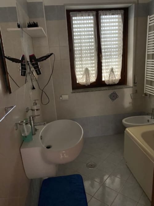 Zaffiro| Camera tripla B&B Lido Azzurro con TV, armadio e bagno in comune - vicino a B&B I Portici, B&B Villa Bella e B&B Stadio a Catanzaro, Calabria.