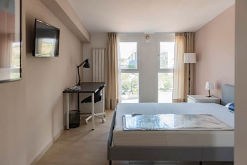 Camera moderna a Sicilianinsta Rooms a Catania con letto, scrivania, TV e vista sul balcone