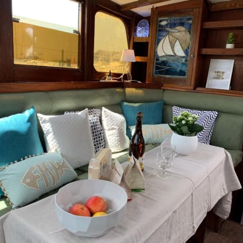 Location nuit Deauville - Normandie - espace repas  - Yacht vintage - A moins de 2 heures de Paris - cadeau - mariage - anniversaire - Logement insolite