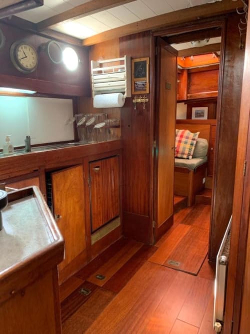 Dormir sur un Bateau vintage à deauville - week-end à Deauville - Nuit et séjour insolite en normandie - Aventure - A moins de 2 heures de Paris.