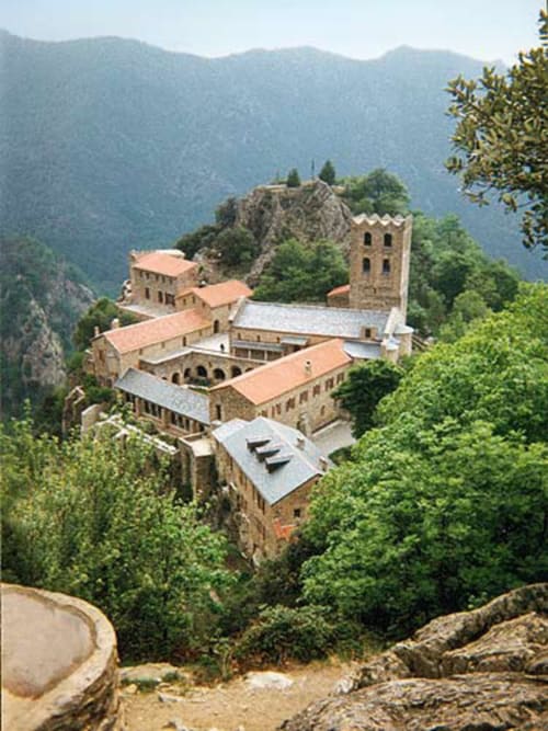 Monastère historique niché dans les montagnes boisées près de Vernet-les-Bains, France