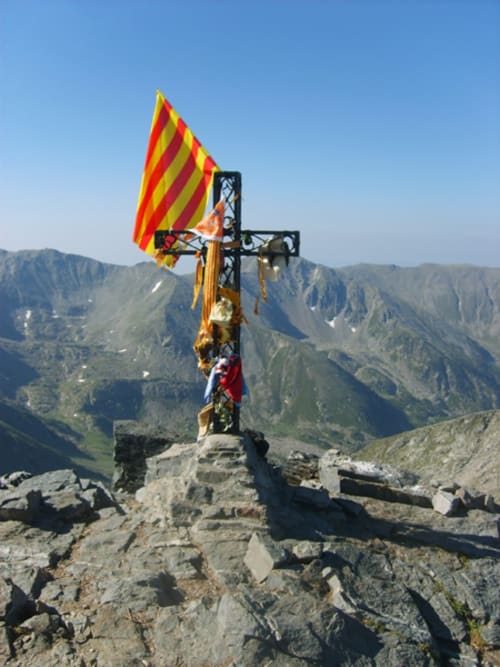 Croix ornée avec drapeau catalan au sommet de la montagne dominant la vallée de Vernet-les-Bains