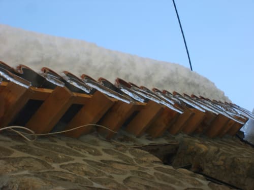 Plafond rustique avec poutres en bois et tuiles en terre cuite aux Chambres d'hôtes Les2lions à Vernet-les-Bains
