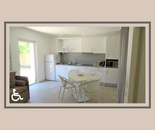 Cuisine-salle à manger accessible de la Résidence Saint Michel B&B, L'Île Rousse, équipée d'appareils modernes et d'espaces de repas