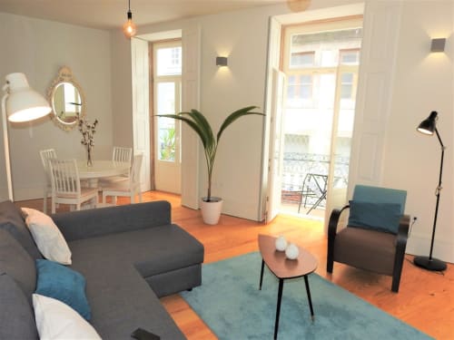 Apartment 2.1. One bedroom apartment with Sofa bed in livingroom. Suitable for 4 persons. Including balcony. Located in historic center of Porto. At walking distance to most sceneries. Fully equipped kitchen with stove, oven, dishwasher, water cooker and Nespresso coffee machine (pads included). Cooling and heating by AC- Split unit.