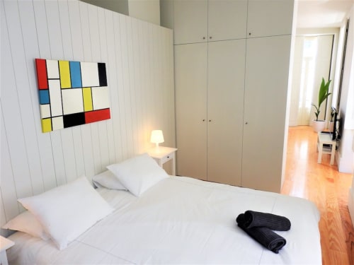 Apartment 2.1. One bedroom apartment with Sofa bed in livingroom. Suitable for 4 persons. Including balcony. Located in historic center of Porto. At walking distance to most sceneries. Fully equipped kitchen with stove, oven, dishwasher, water cooker and Nespresso coffee machine (pads included). Cooling and heating by AC- Split unit.