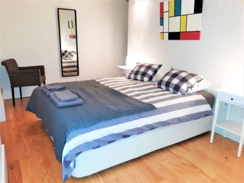 Apartment 2.1. One bedroom apartment with Sofa bed in livingroom. Suitable for 4 persons. Including balcony. Located in historic center of Porto. At walking distance to most sceneries. Fully equipped kitchen with stove, oven, dishwasher, water cooker and Nespresso coffee machine (pads included). Cooling and heating by AC- Split unit.