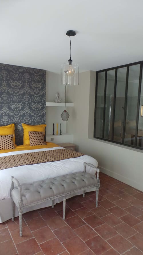 La chambre Rumba de 26m2 est située au 2ème étage de la maison, salle de bain privée avec douche, climatisation. Le lit peut-être double en 180*200 ou simple 2*90*200. Un 3ème lit peut-être ajouté. Une verrière sépare la salle de bain de la chambre. La Cour Carrée est une maison d'hôtes de charme située à Carcassonne dans la Bastide entre la cité médiévale et le canal du midi. Vous pouvez y dormir et diner en table d'hôtes. Le petit-déjeuner est inclus dans le tarif ainsi que l'accès internet, le linge de lit et le linge de toilette. La maison est silencieuse et propre.