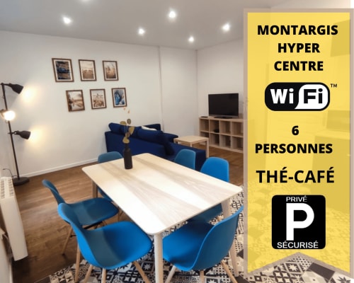 Appartement moderne à Montargis avec table à manger, chaises bleues, canapé, télévision et tableaux encadrés