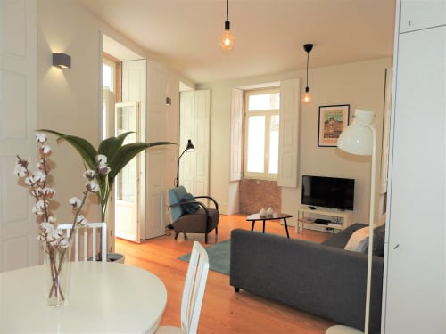 Apartment 2.1. One bedroom apartment with Sofa bed in livingroom. Suitable for 4 persons. Including balcony. Located in historic center of Porto. At walking distance to most sceneries. Fully equipped kitchen with stove, oven, dishwasher, water cooker and Nespresso coffee machine (pads included). Cooling and heating by AC- Split unit.
