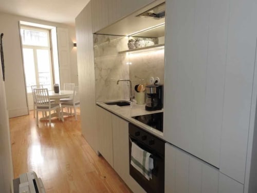 Apartment 2.1. One bedroom apartment with Sofa bed in livingroom. Suitable for 4 persons. Including balcony. Located in historic center of Porto. At walking distance to most sceneries. Fully equipped kitchen with stove, oven, dishwasher, water cooker and Nespresso coffee machine (pads included). Cooling and heating by AC- Split unit.
