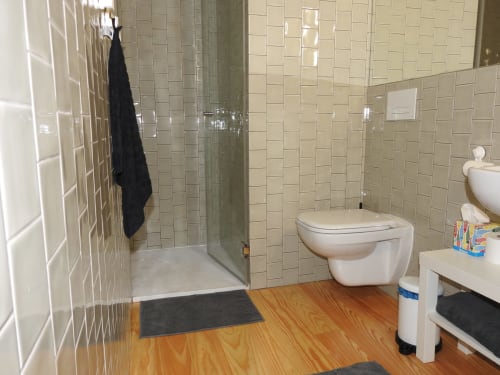 Apartment 2.1. One bedroom apartment with Sofa bed in livingroom. Suitable for 4 persons. Including balcony. Located in historic center of Porto. At walking distance to most sceneries. Fully equipped kitchen with stove, oven, dishwasher, water cooker and Nespresso coffee machine (pads included). Cooling and heating by AC- Split unit.